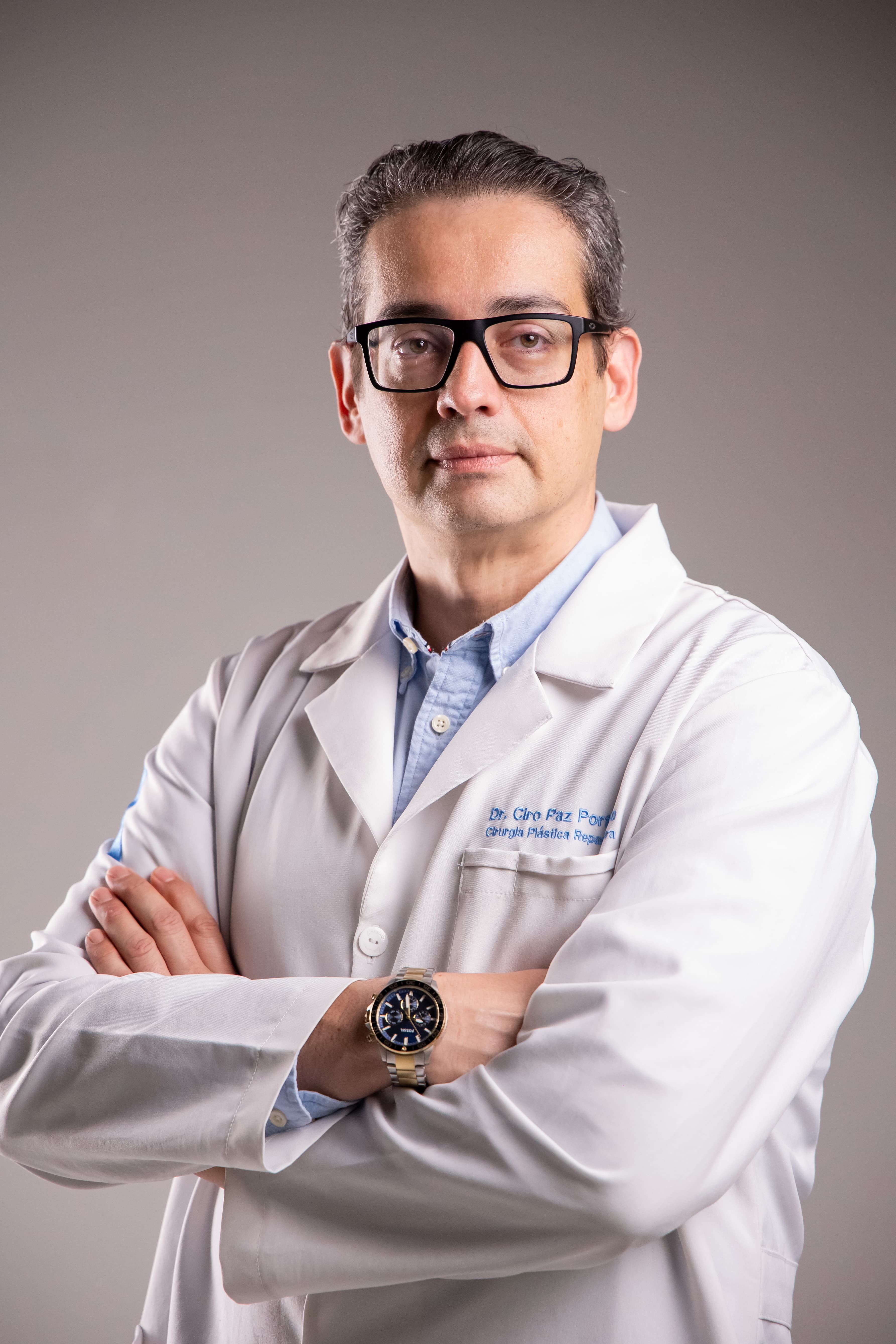 Dr. Ciro Paz Portinho de jaleco, cirurgião plástico reparador